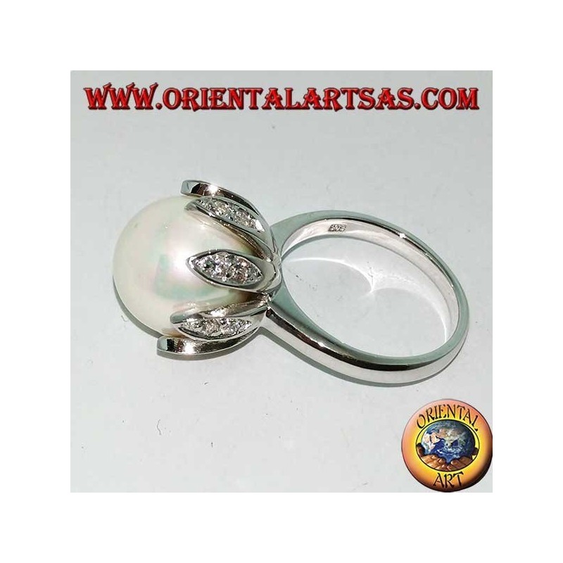 Anillo de plata con perla natural gigante engastada en los pétalos de una flor.