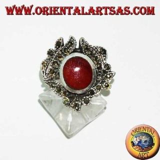Bague en argent avec cornaline ovale entourée de feuilles cloutées de marcassite