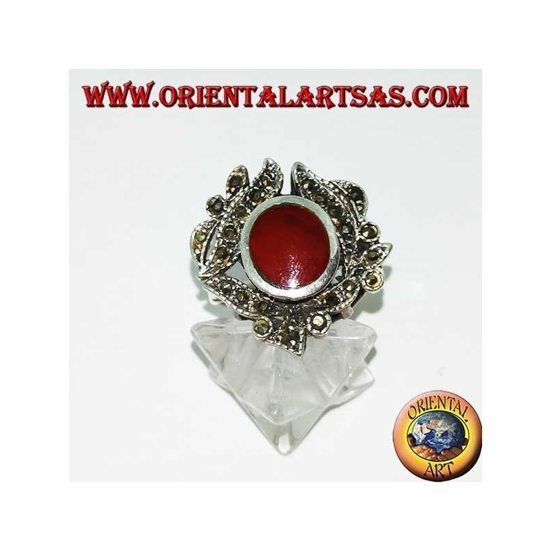 Anillo de plata con cornalina ovalada rodeada de hojas tachonadas de marcasita