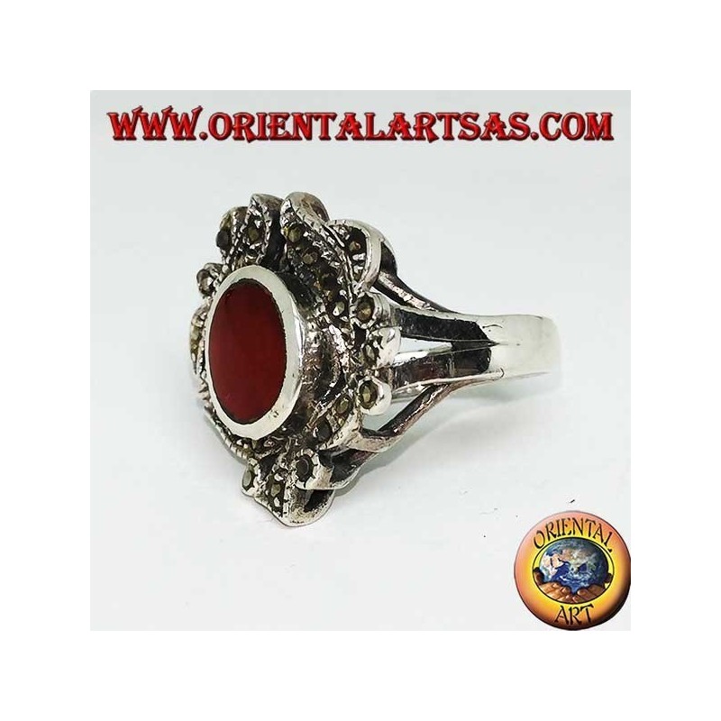 Bague en argent avec cornaline ovale entourée de feuilles cloutées de marcassite
