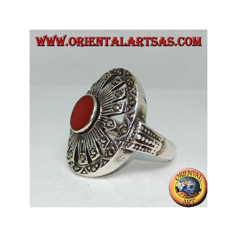 Anillo de plata con cornalina ovalada en un engaste de marcasita