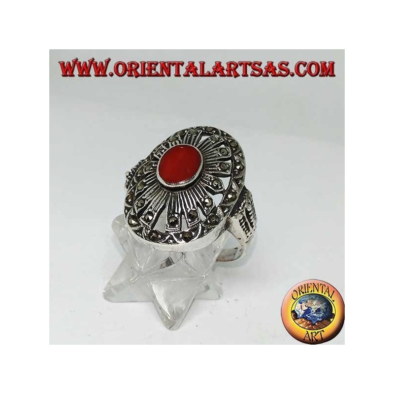 Bague en argent avec cornaline ovale sur un sertissage en marcassite