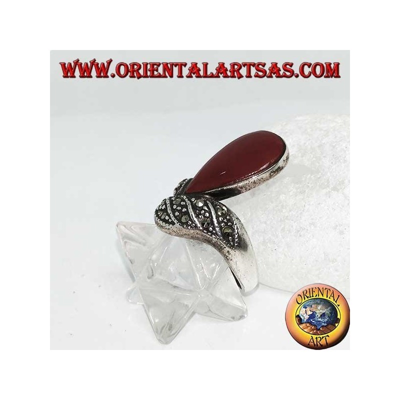 Anello in argento con corniola a goccia e fascia tempestata di marcassiti