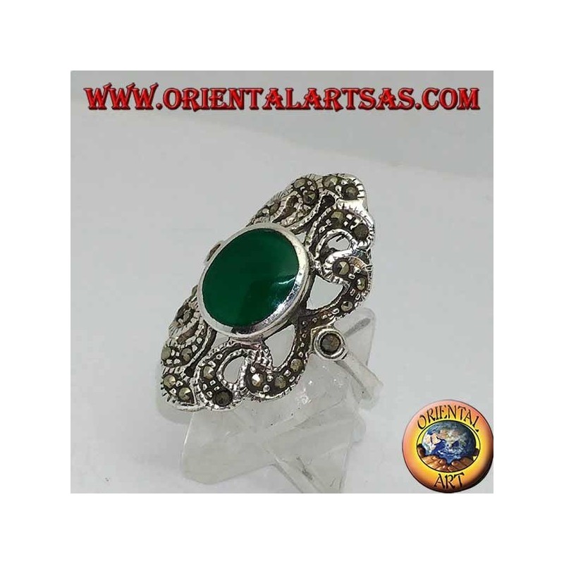 Anello in argento con agata verde ovale su montatura barocca traforata e tempestata di marcassiti