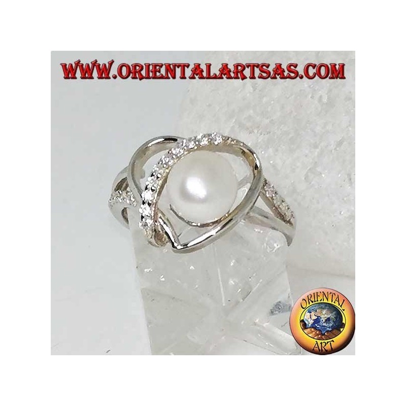 Anillo de plata con tejido en forma de corazón con perlas naturales y circonitas.