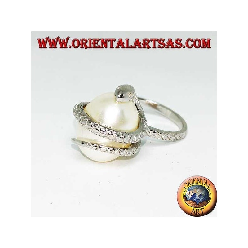 Anillo de plata con perla ovoide blanca envuelta en una serpiente