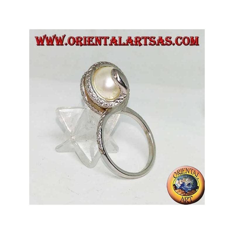 Anillo de plata con perla ovoide blanca envuelta en una serpiente