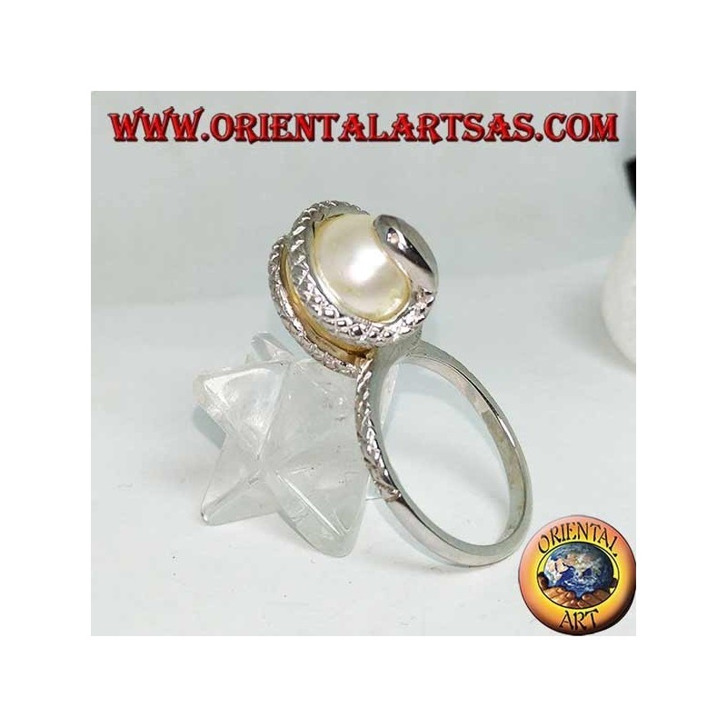 Anillo de plata con perla ovoide blanca envuelta en una serpiente