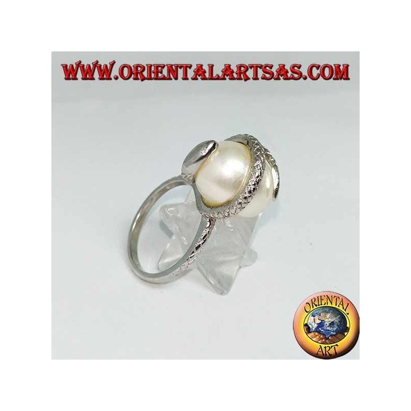 Anillo de plata con perla ovoide blanca envuelta en una serpiente
