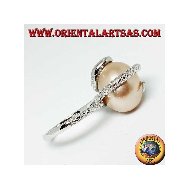 Anello in argento con perla ovoide rosa avvolta da un serpente