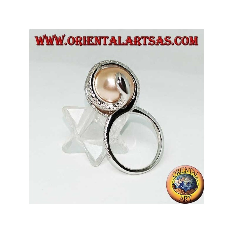 Anillo de plata con perla ovoide rosa envuelta en una serpiente