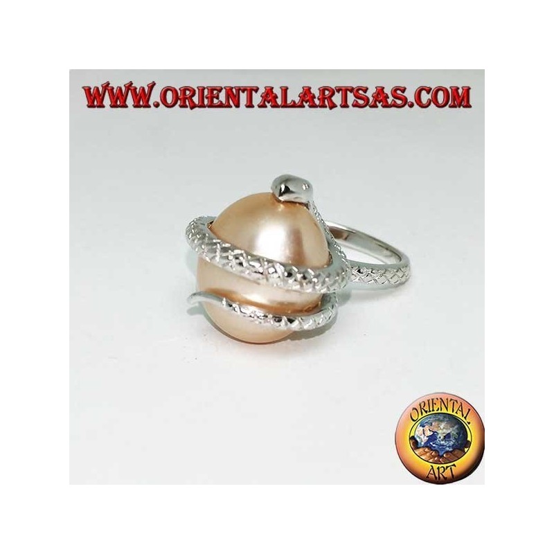 Anello in argento con perla ovoide rosa avvolta da un serpente