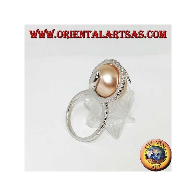 Anello in argento con perla ovoide rosa avvolta da un serpente