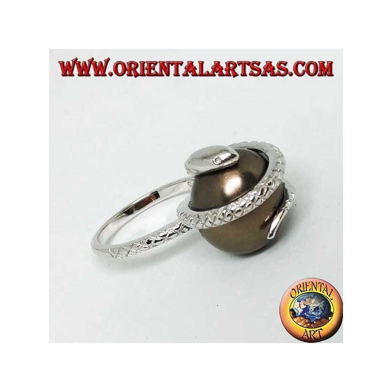 Anillo de plata con perla ovoide gris envuelta en una serpiente