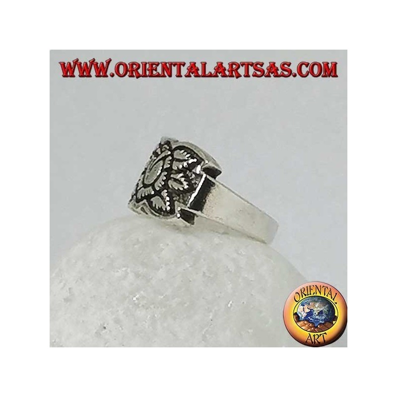 Anillo de plata con flor de loto en alto relieve