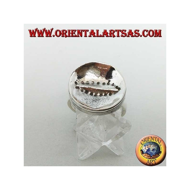 Anillo redondo plateado cóncavo liso con corte horizontal