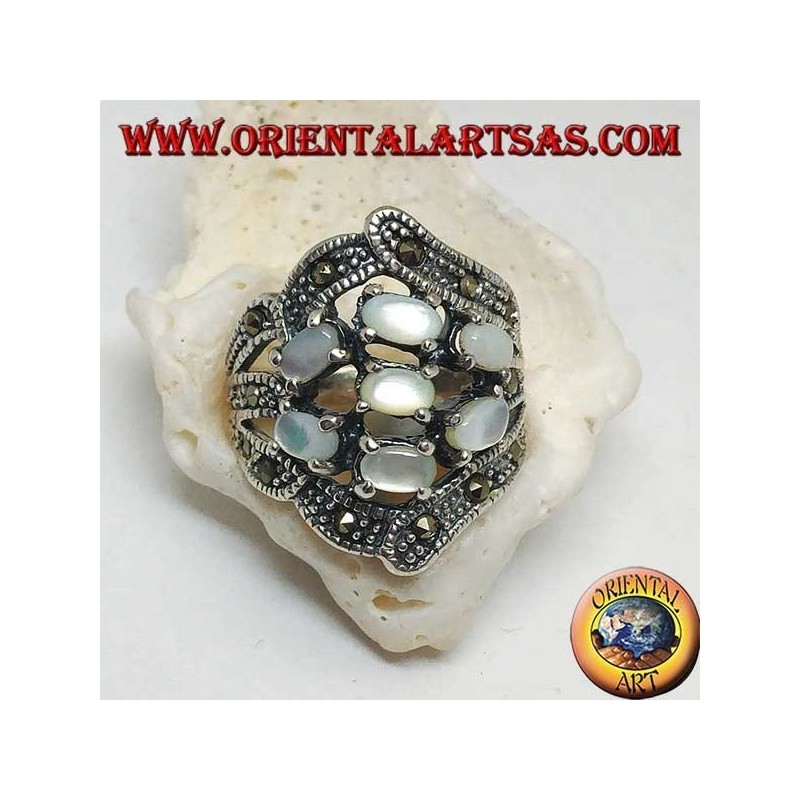 Bague en argent avec sept ovales en nacre et marcassite