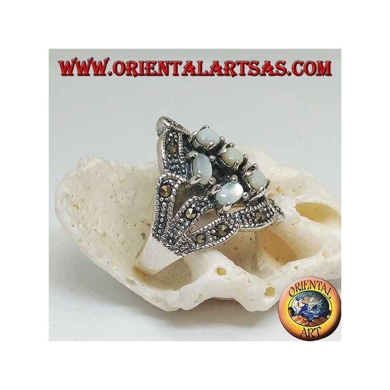 Bague en argent avec sept ovales en nacre et marcassite