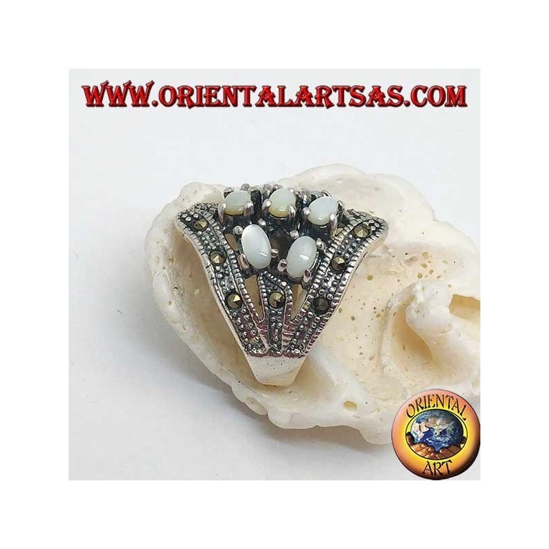 Anello in argento con sette madreperla ovali incastonati e marcassite