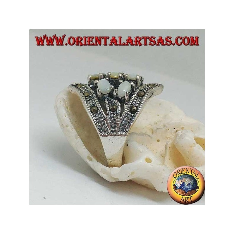 Anello in argento con sette madreperla ovali incastonati e marcassite