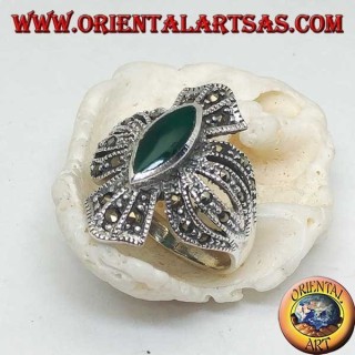 Anello in argento a croce tempestato di marcassiti con agata verde a navetta centrale