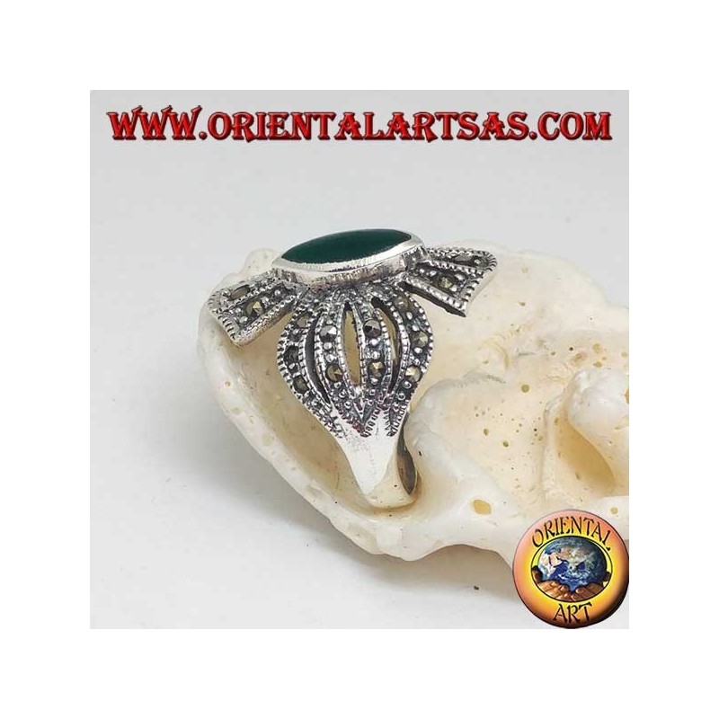 Bague en argent croix cloutée de marcassites avec agate verte navette centrale