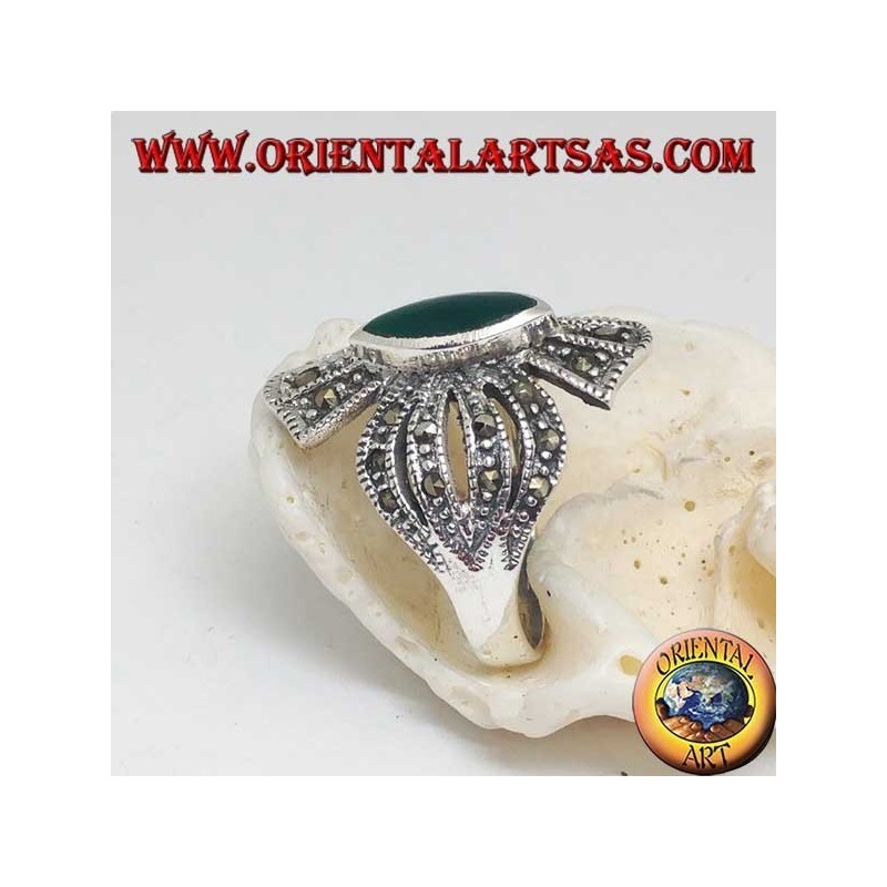 Bague en argent croix cloutée de marcassites avec agate verte navette centrale