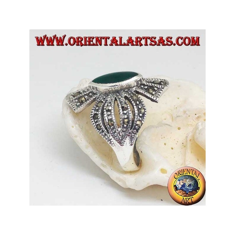 Anillo de plata con incrustaciones de marcasitas con ágata verde central