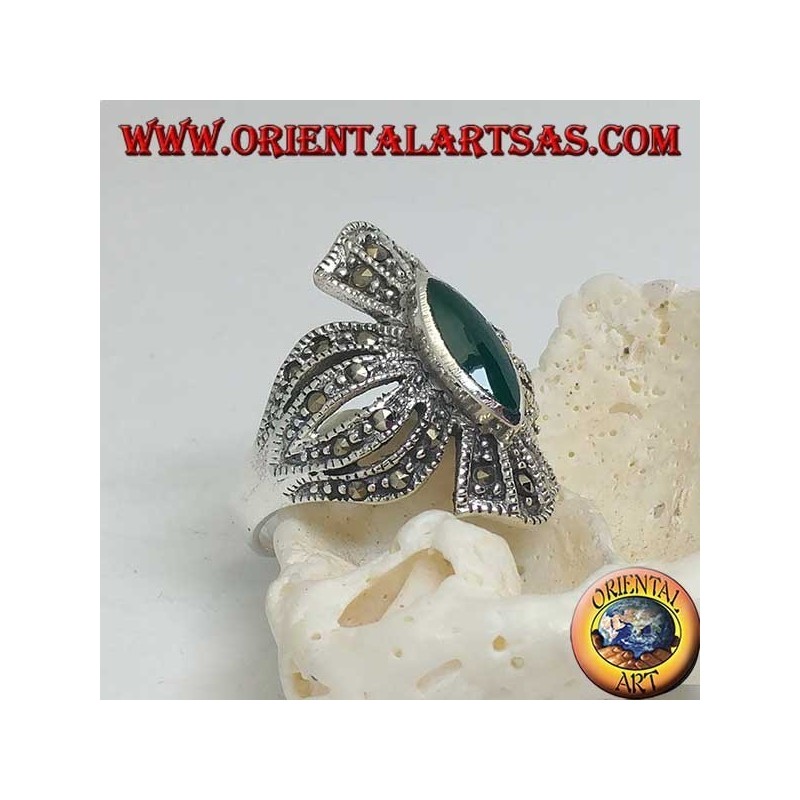 Bague en argent croix cloutée de marcassites avec agate verte navette centrale