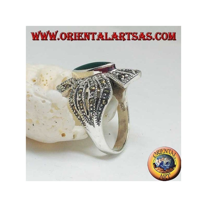 Anillo de plata con incrustaciones de marcasitas con ágata verde central