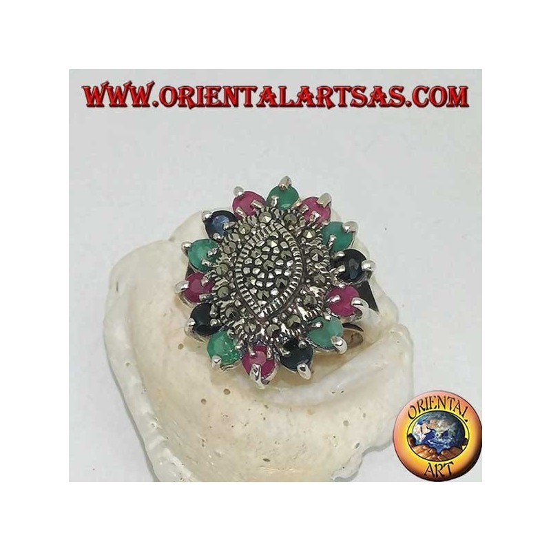Anillo en plata de lanzadera sobre óvalo con marcasita rodeada de rubíes, esmeraldas y zafiros redondos.