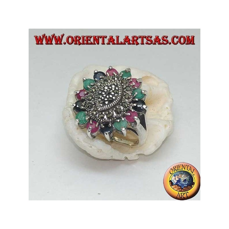 Bague en argent navette sur ovale avec marcassite entourée de rubis, émeraudes et saphirs ronds sertis