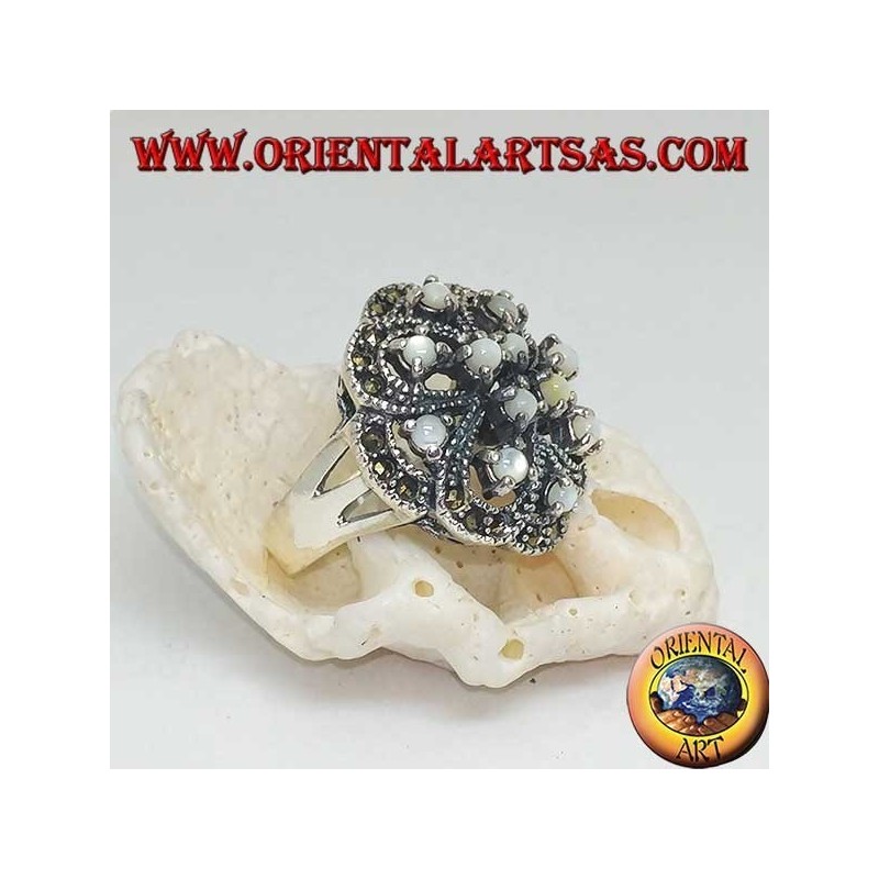 Anillo alterno de plata calada con doble cruz con nácar redondo incrustado y marcasita.