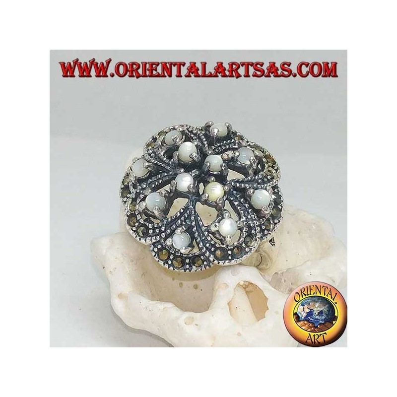 Bague en argent ajourée alternée avec double croix avec nacre ronde incrustée de marcassite