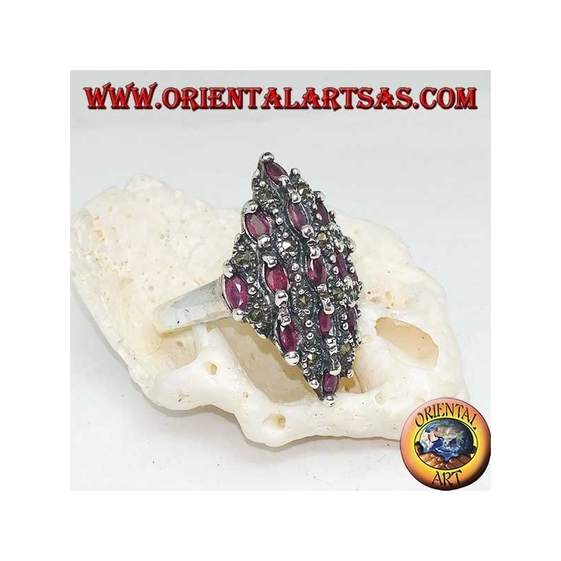 Anello in argento a rombo tempestato di rubini naturali ovali e marcasite