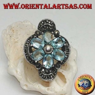 Anillo de plata con flor de Belén con pétalos de topacio azul engastados con plata y marcasita