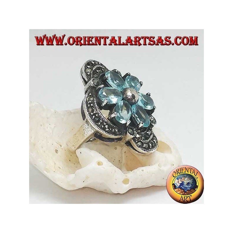 Anillo de plata con flor de Belén con pétalos de topacio azul engastados con plata y marcasita
