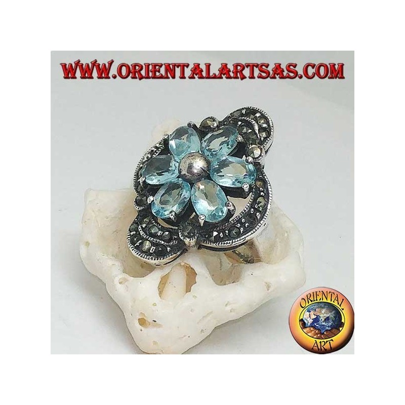 Anello in argento fiore di Betlemme con petali di topazio blu incastonati incoronato da argento e marcasite