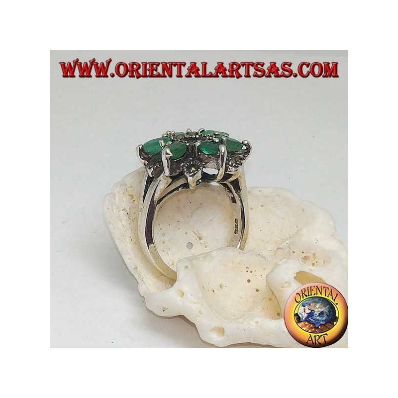 Anillo de plata con estrellas de seis puntas alternando con esmeraldas ovales naturales engastadas y marcasita