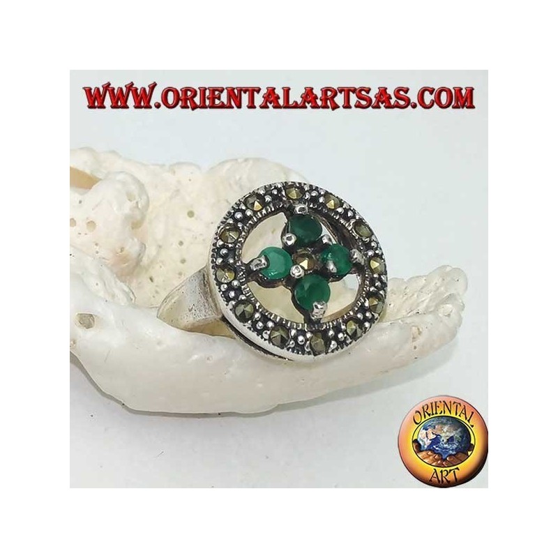 Round silver ring with a cross of 4 round emeralds set