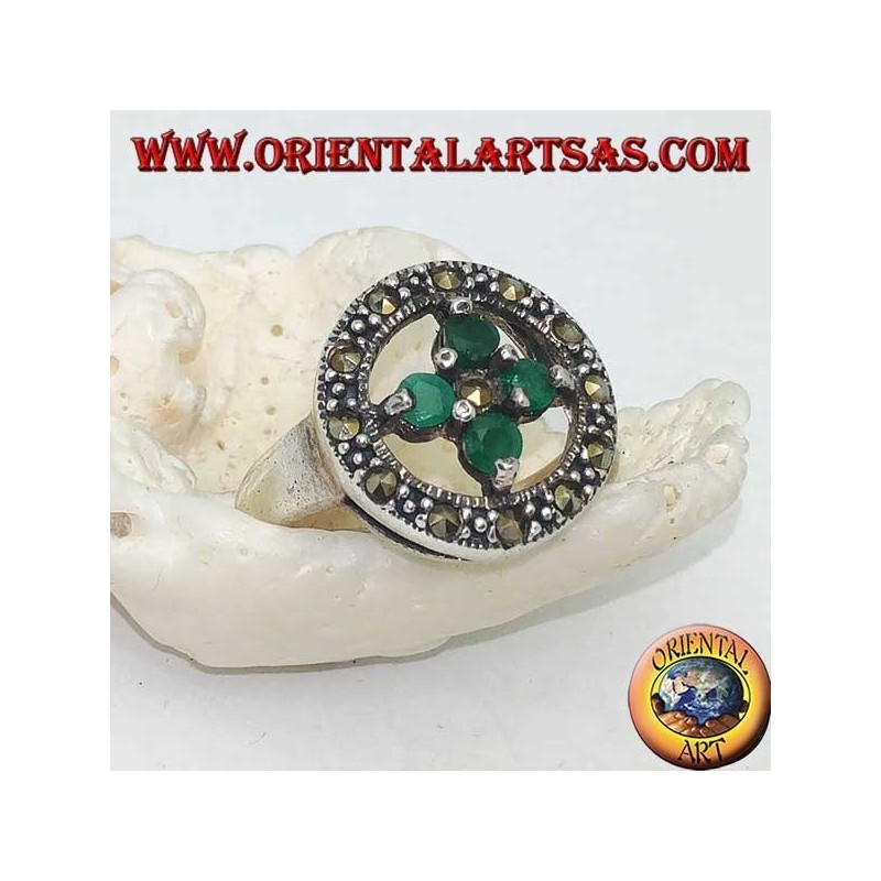 Round silver ring with a cross of 4 round emeralds set