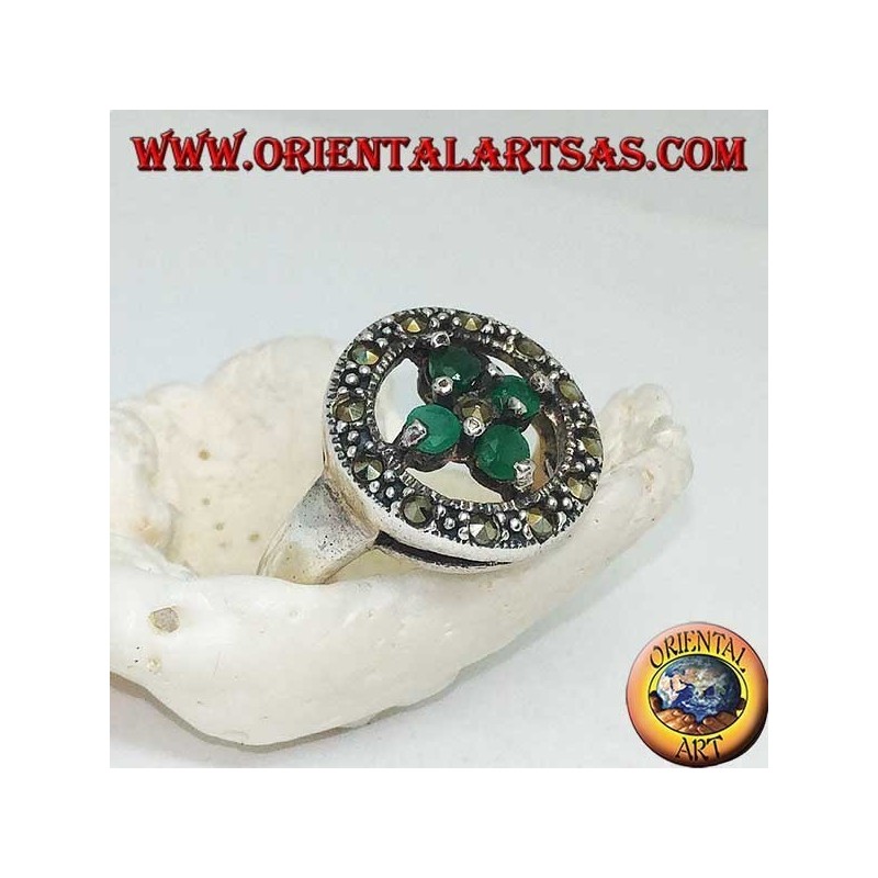 Anillo redondo de plata con una cruz de 4 esmeraldas redondas.