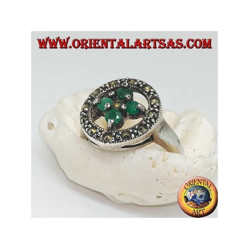 Round silver ring with a cross of 4 round emeralds set