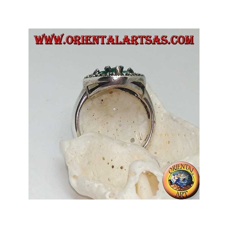 Round silver ring with a cross of 4 round emeralds set