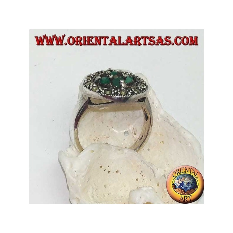 Round silver ring with a cross of 4 round emeralds set