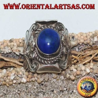 Bague en argent avec cabochon ovale lapis lazuli et monture népalaise avec fleur sur les côtés