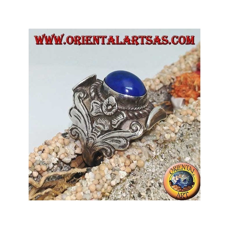 Bague en argent avec cabochon ovale lapis lazuli et monture népalaise avec fleur sur les côtés