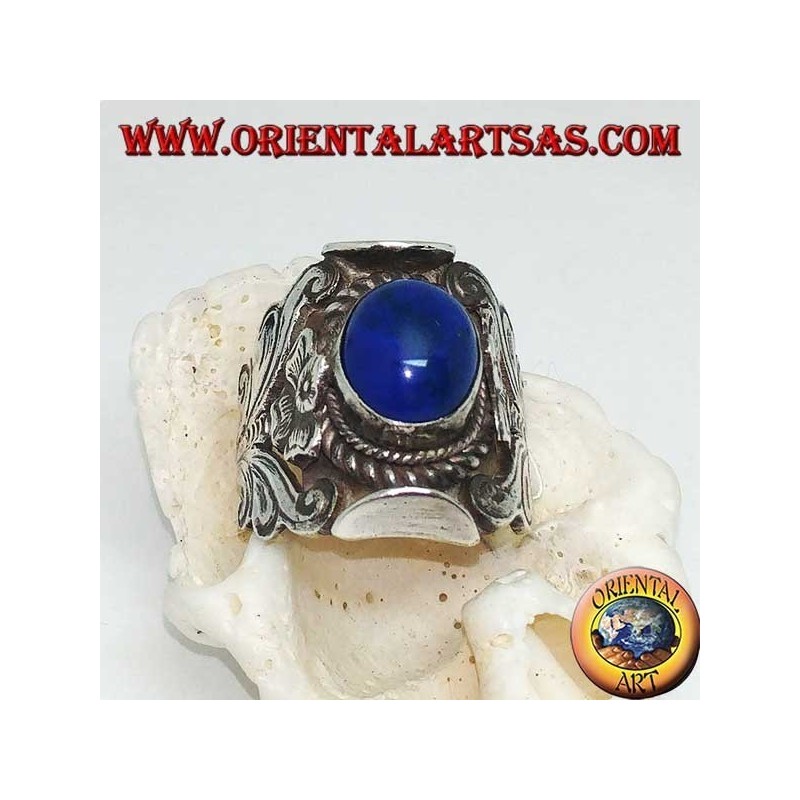 Bague en argent avec cabochon ovale lapis lazuli et monture népalaise avec fleur sur les côtés