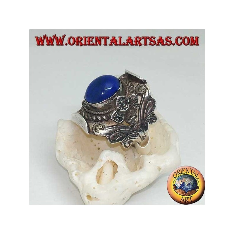 Bague en argent avec cabochon ovale lapis lazuli et monture népalaise avec fleur sur les côtés