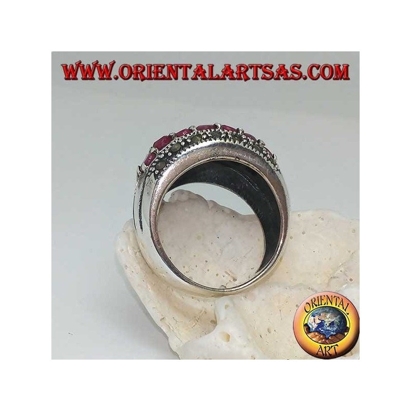 Anillo de plata con una banda redondeada con dos hileras de rubíes entre dos hileras de marcasitas